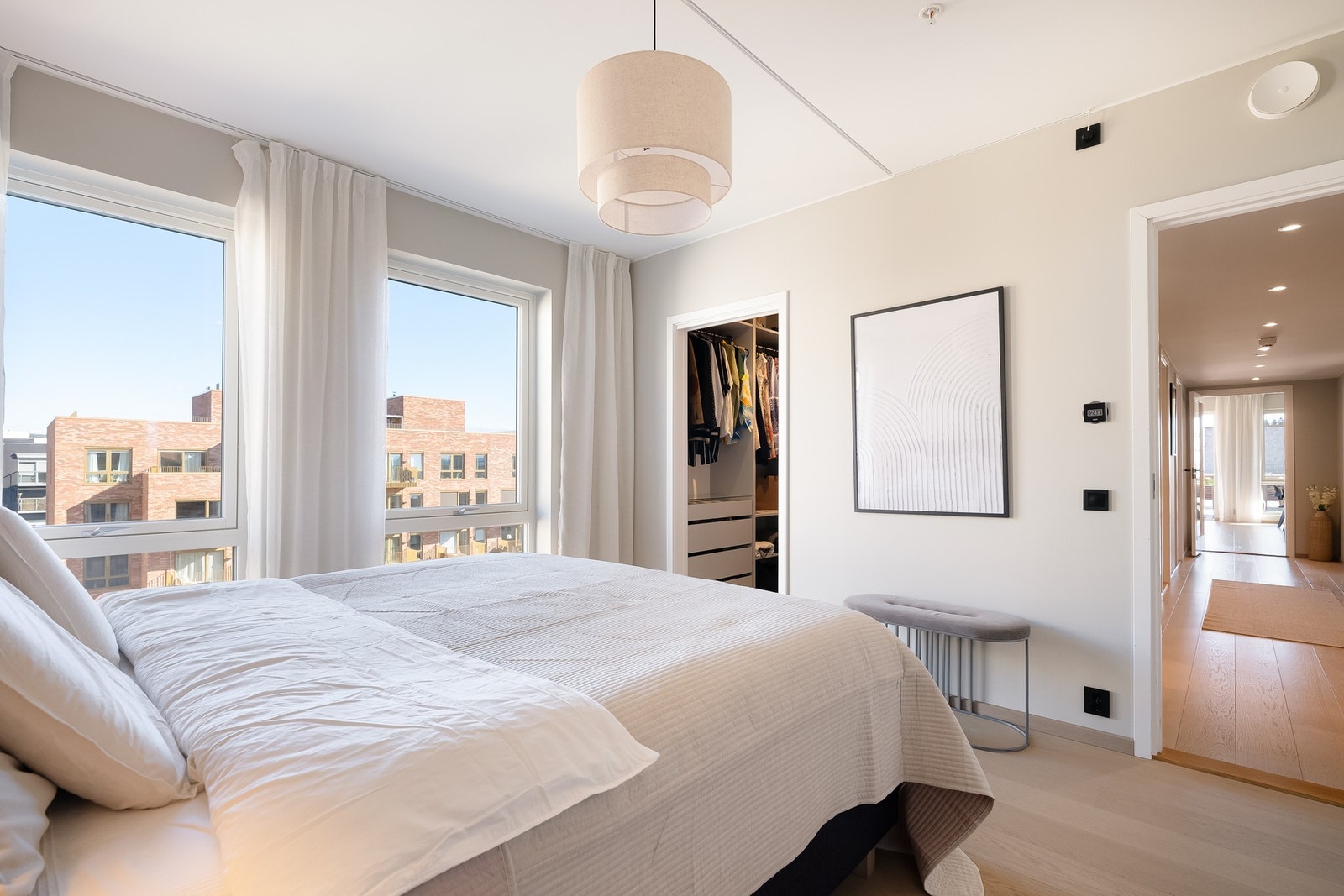 Alle soverommene har flotte fargevalg på vegger og 1-stavs parkett på gulv. Galleribilde