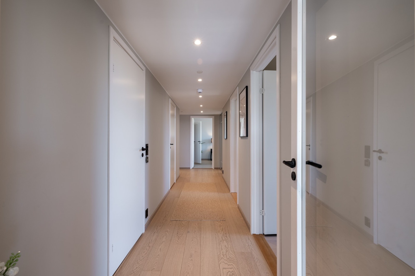 Døren med glassfront mellom oppholdsrom og entré er en gjennomtenkt løsning for å ikke stenge for lyset inn til entréen. Galleribilde