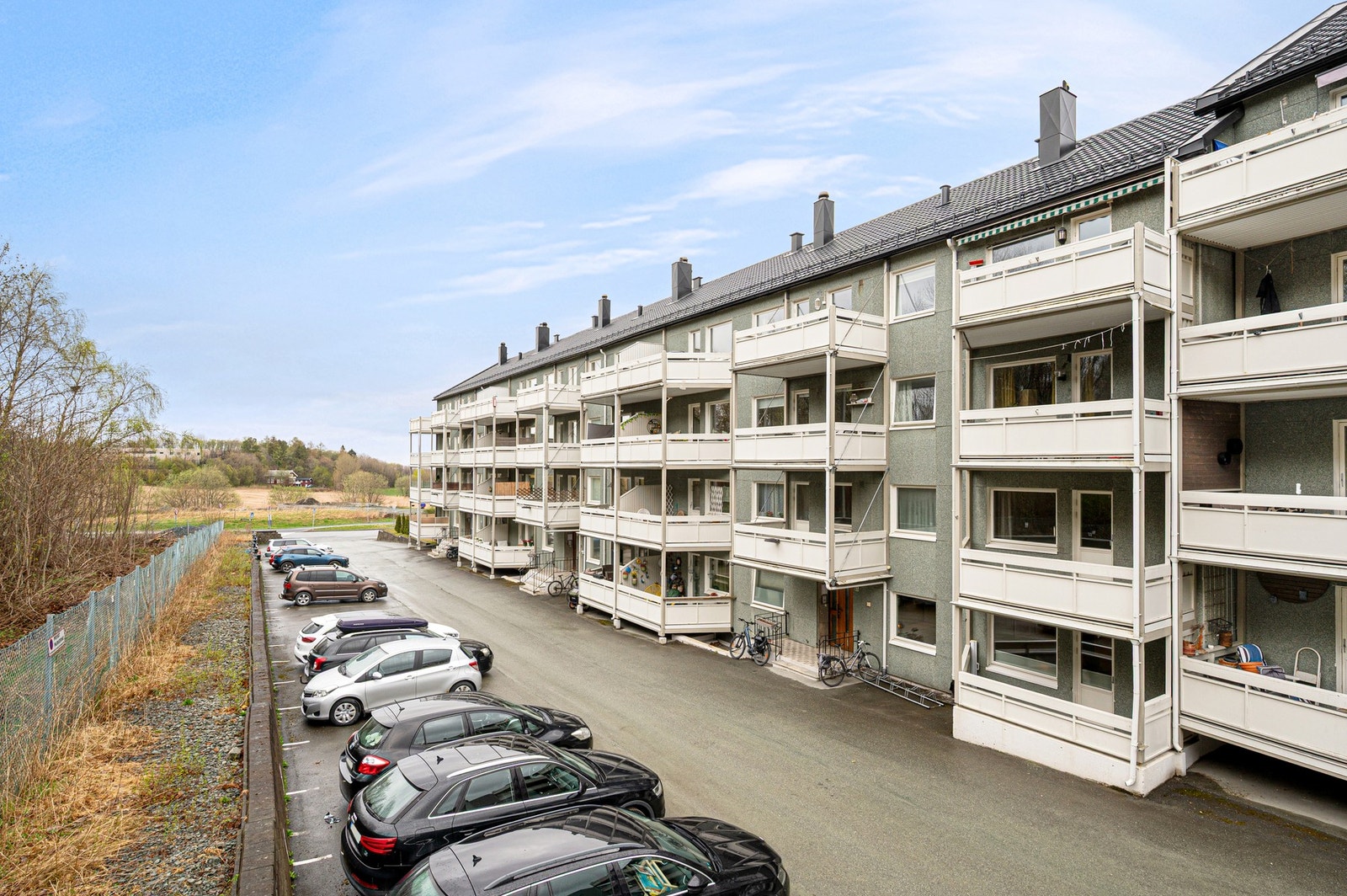 Aksjelaget har 36 parkeringsplasser som tildeles ved søknad og tilgjengelighet. Galleribilde
