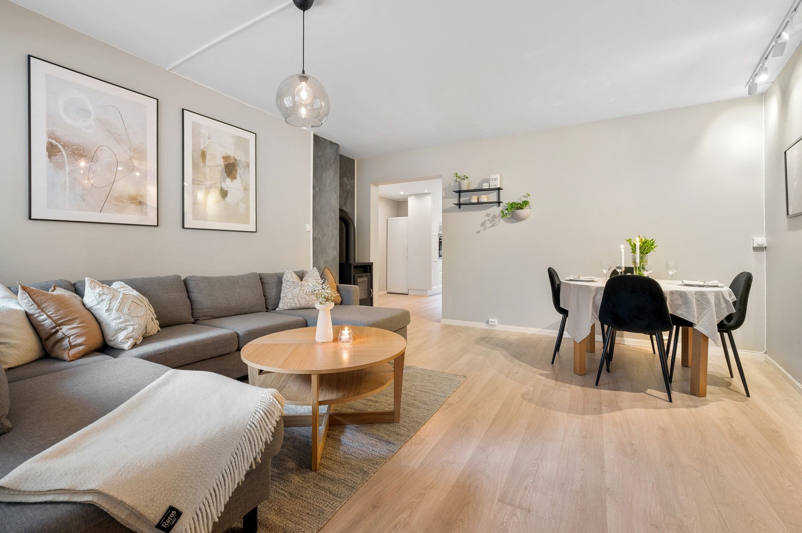 På gulvet er det lagt et moderne og slitesterkt laminatgulv som er gjennomgående i alle oppholdsrom. Galleribilde