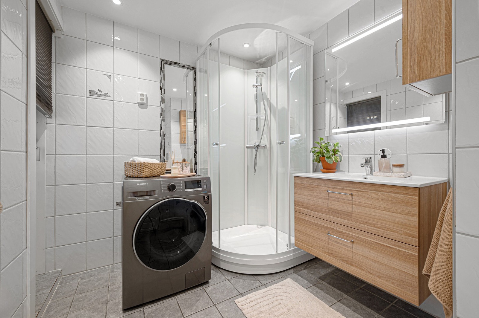 Badet er flislagt og har elektriske varmekabler i gulv. Baderomsinnredningen ble byttet i 2024 og levert av kvalitetsmerket Comfort. Galleribilde
