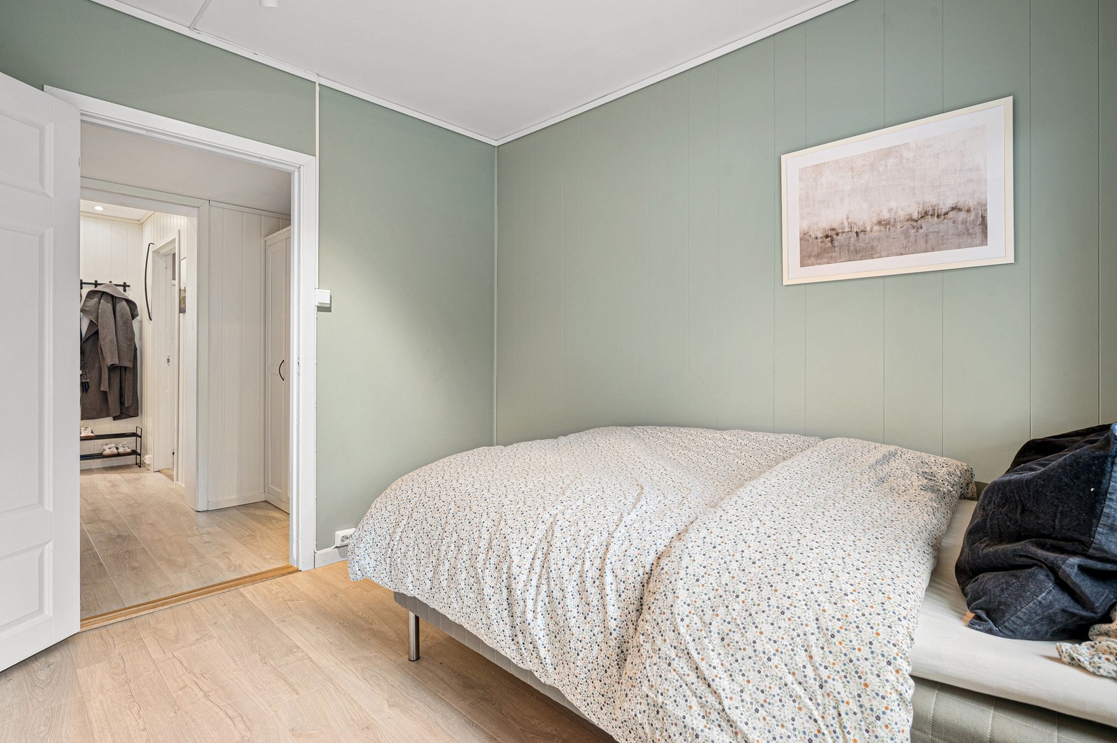 Soverommet er i likhet med resten av leiligheten malt i en moderne farge. Galleribilde