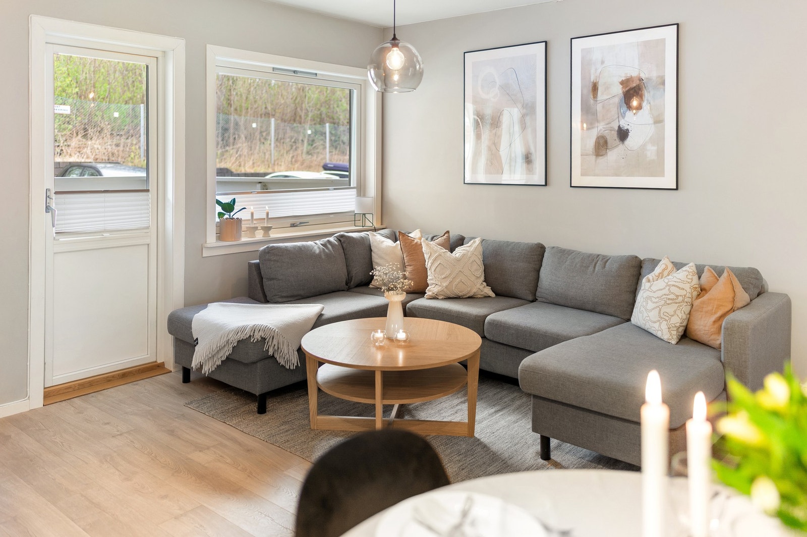Leiligheten måler 77 kvm (BRA-i) og består av entré, bad, kjøkken, stue, gang, omkledningsrom og soverom. I tillegg til dette disponerer du esktern bod i kjeller og på loft. Galleribilde