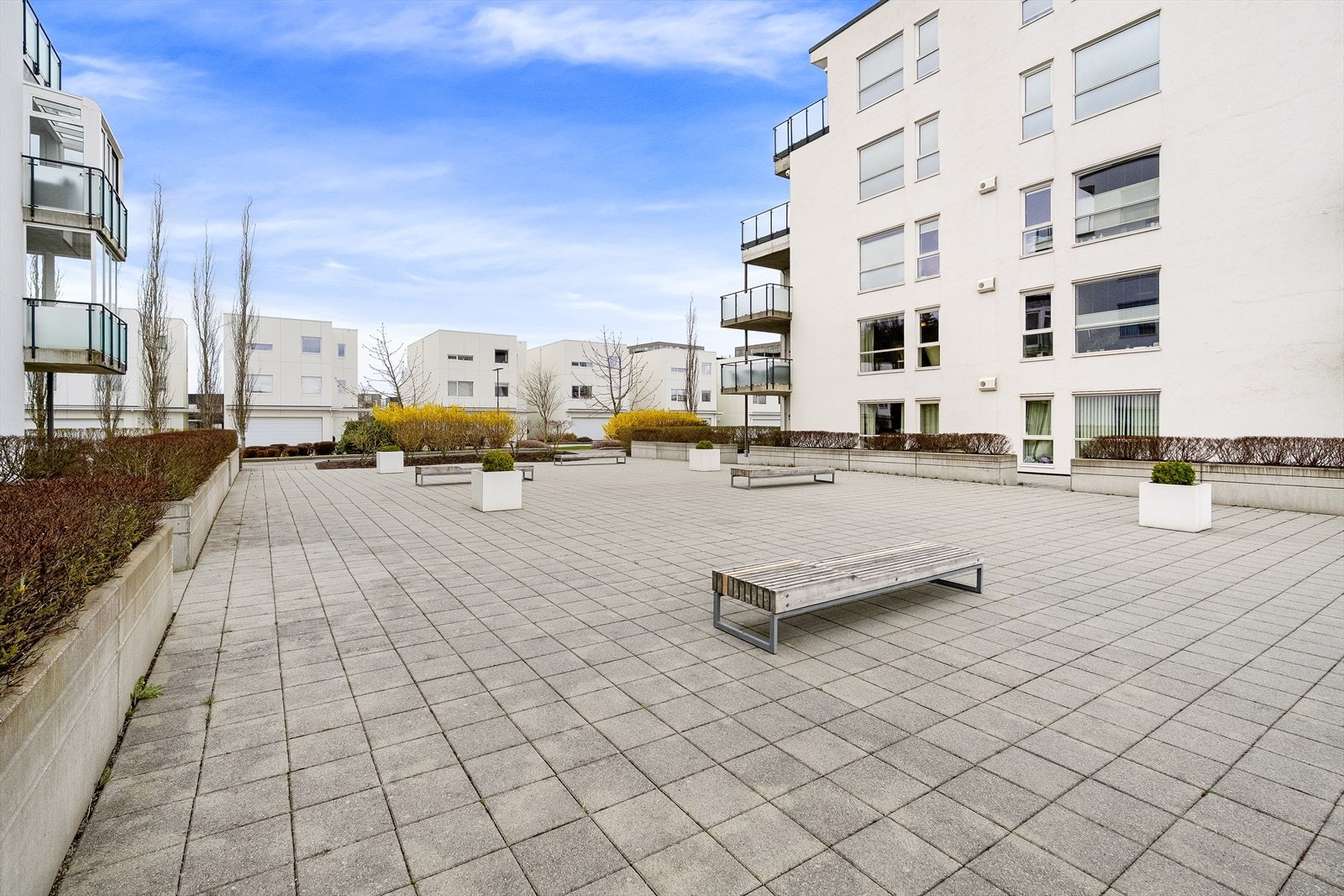 For den aktive finnes det flere fritidstilbud i området, som idrettsanlegg, lekeplasser og treningssenter. Galleribilde
