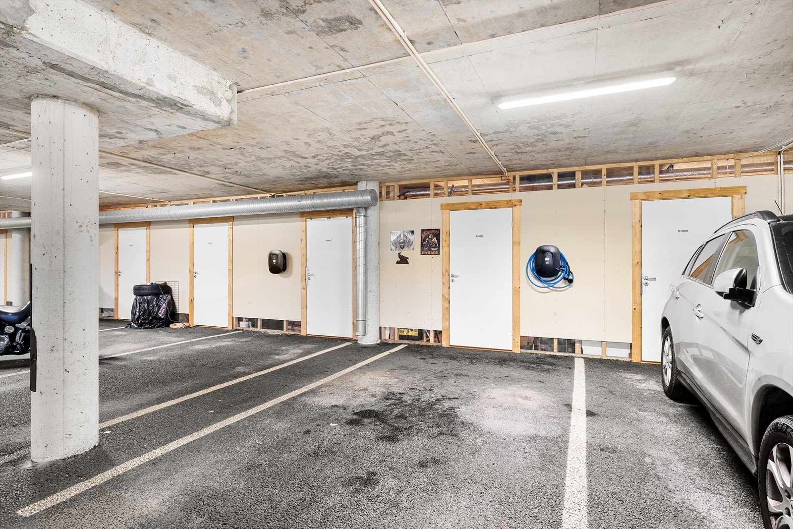 Egen parkeringsplass i lukket garasjeanlegg med tilhørende sportsbod og elbillader som medfølger handelen. Galleribilde