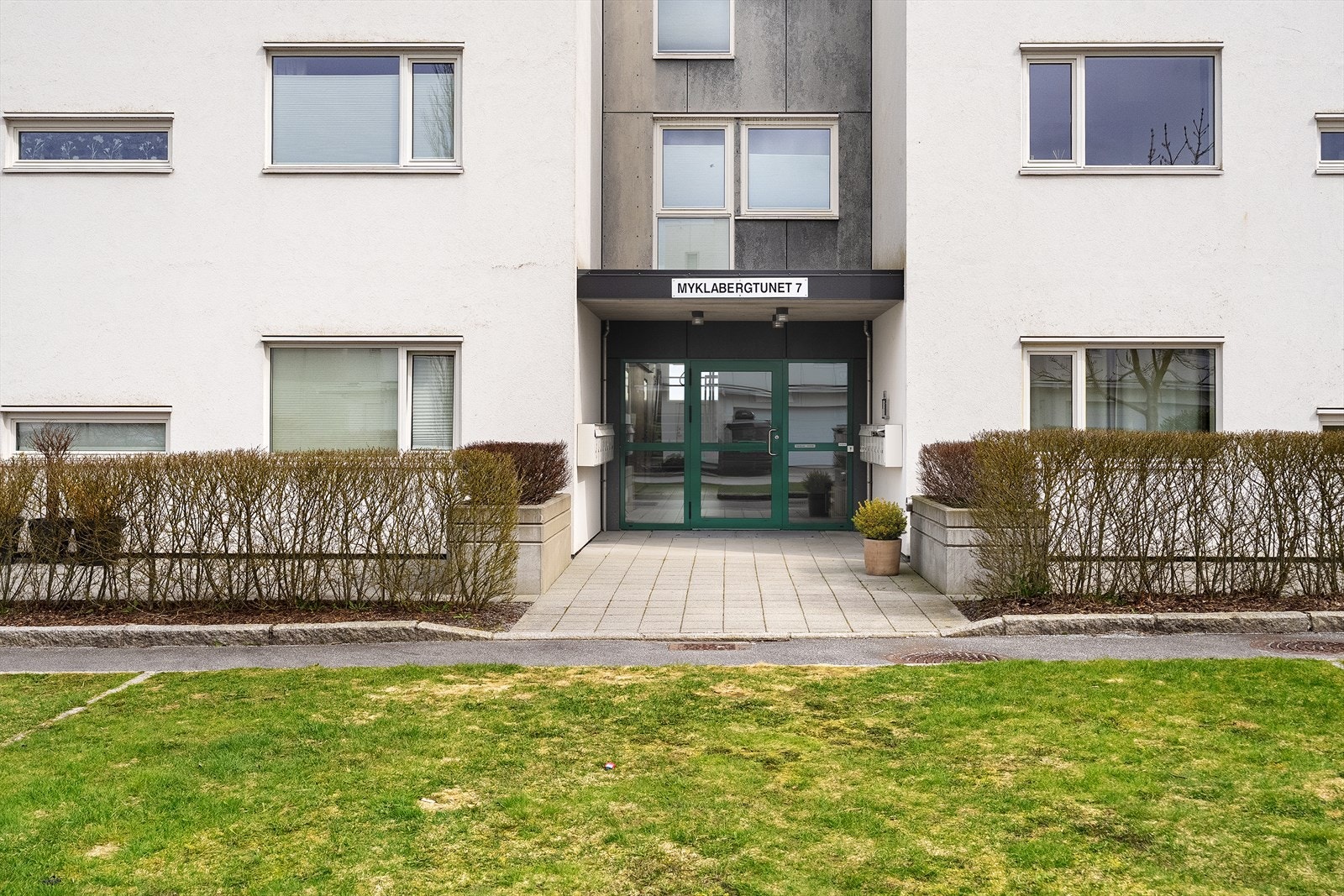 Boligen ligger i et rolig og etablert boligområde på Røyneberg. Her bor du naturlig tilbaketrukket, skjermet fra trafikk og støy, samtidig som du befinner deg i nærheten av det meste du skulle trenge for å trives i lang tid. Galleribilde