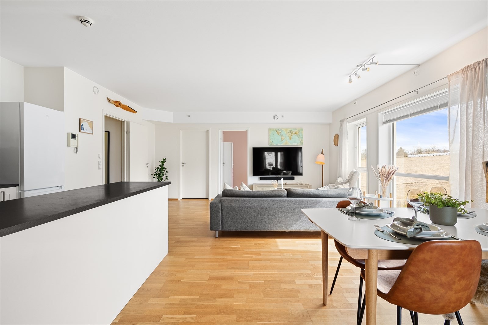 Eikeparkett på gulv, tidsriktige fargevalg og listefri utførelse til himling er gjennomgående i store deler av boligen. Galleribilde