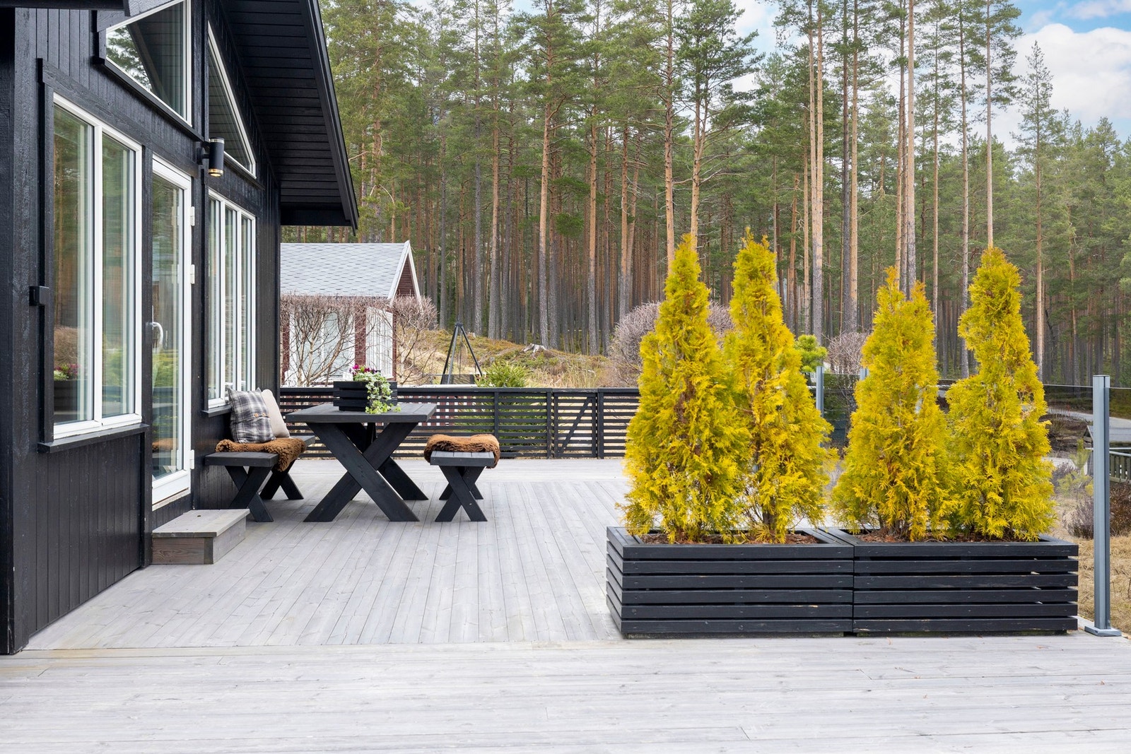 Stor terrasse med god plass til utemøbler og hyggelige sammenkomster. Galleribilde