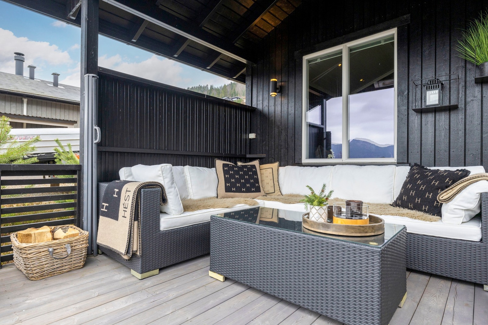 Overbygd uteplass med god sitteplass og fine solforhold. Galleribilde