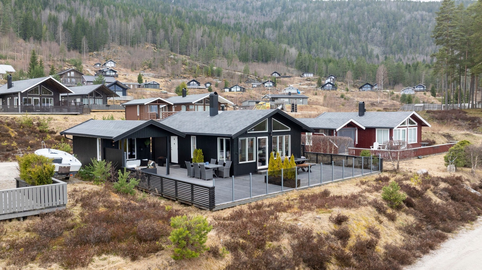 Eiendommen ligger fint til i etablert hytteområde med naturskjønne omgivelser. Galleribilde