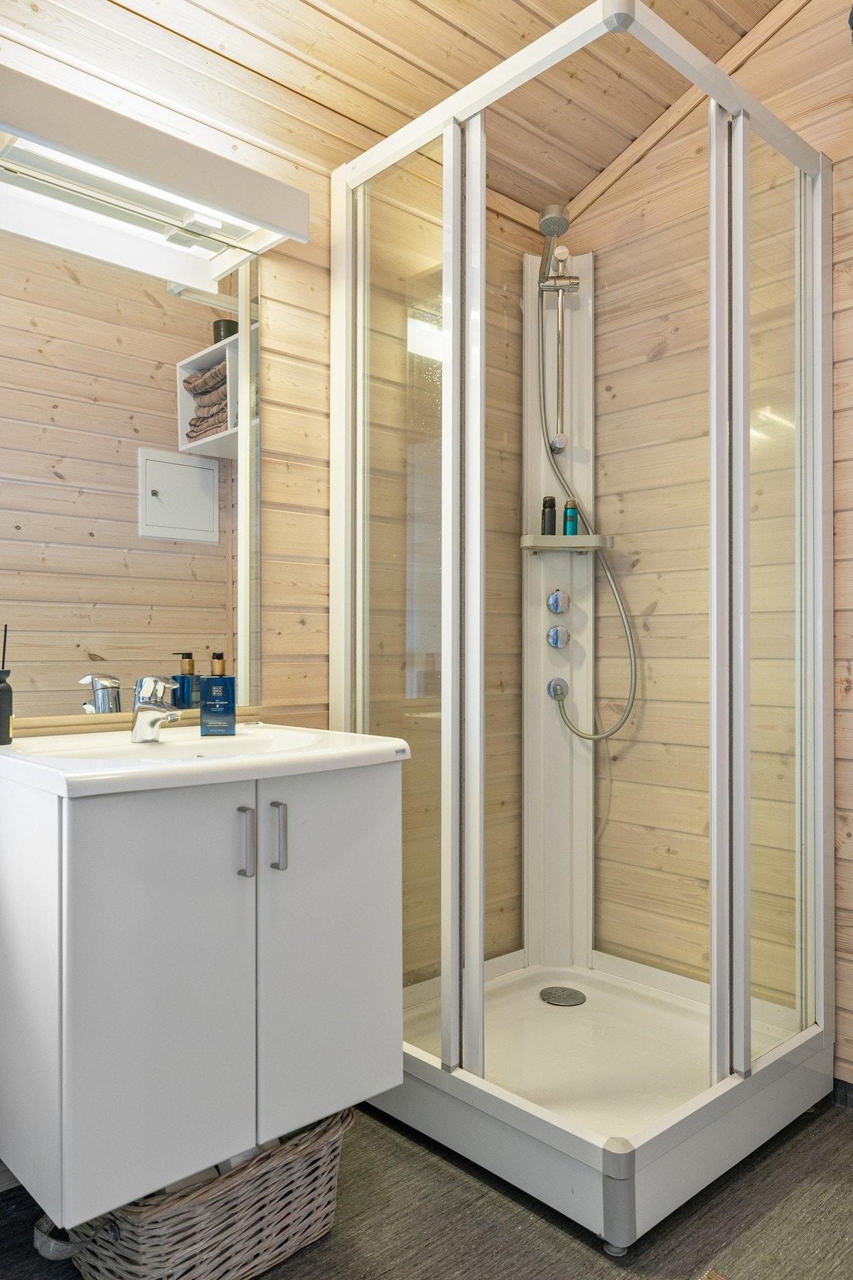 Det er varmekabler i gulv som gir god komfort. Badet har ventilasjon via elektrisk avtrekksvifte samt luftespalte i dør. Galleribilde