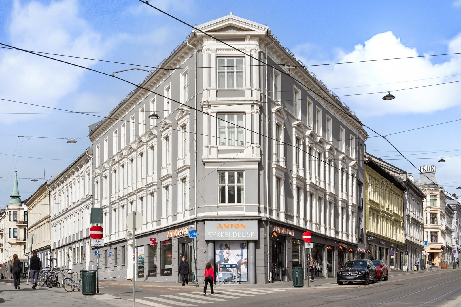 Klassisk bygård med tiltalende fasade som gjenspeiler områdets arkitektoniske særpreg. Galleribilde