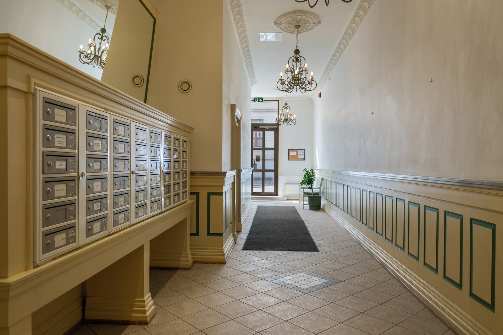 Fellesarealene bærer preg av klassisk bygårdsstil, med detaljer som gir en lun og karakterfull atmosfære. Galleribilde