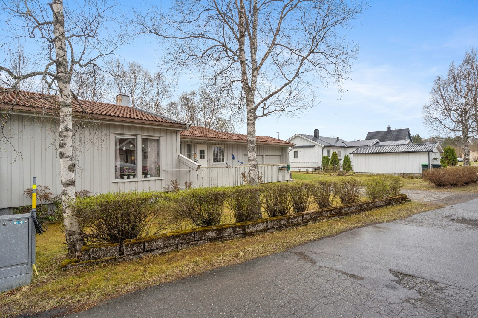 Eiendommen ligger i et etablert og rolig boligområde med gangavstand til det meste man måtte trenge i hverdagen. Galleribilde