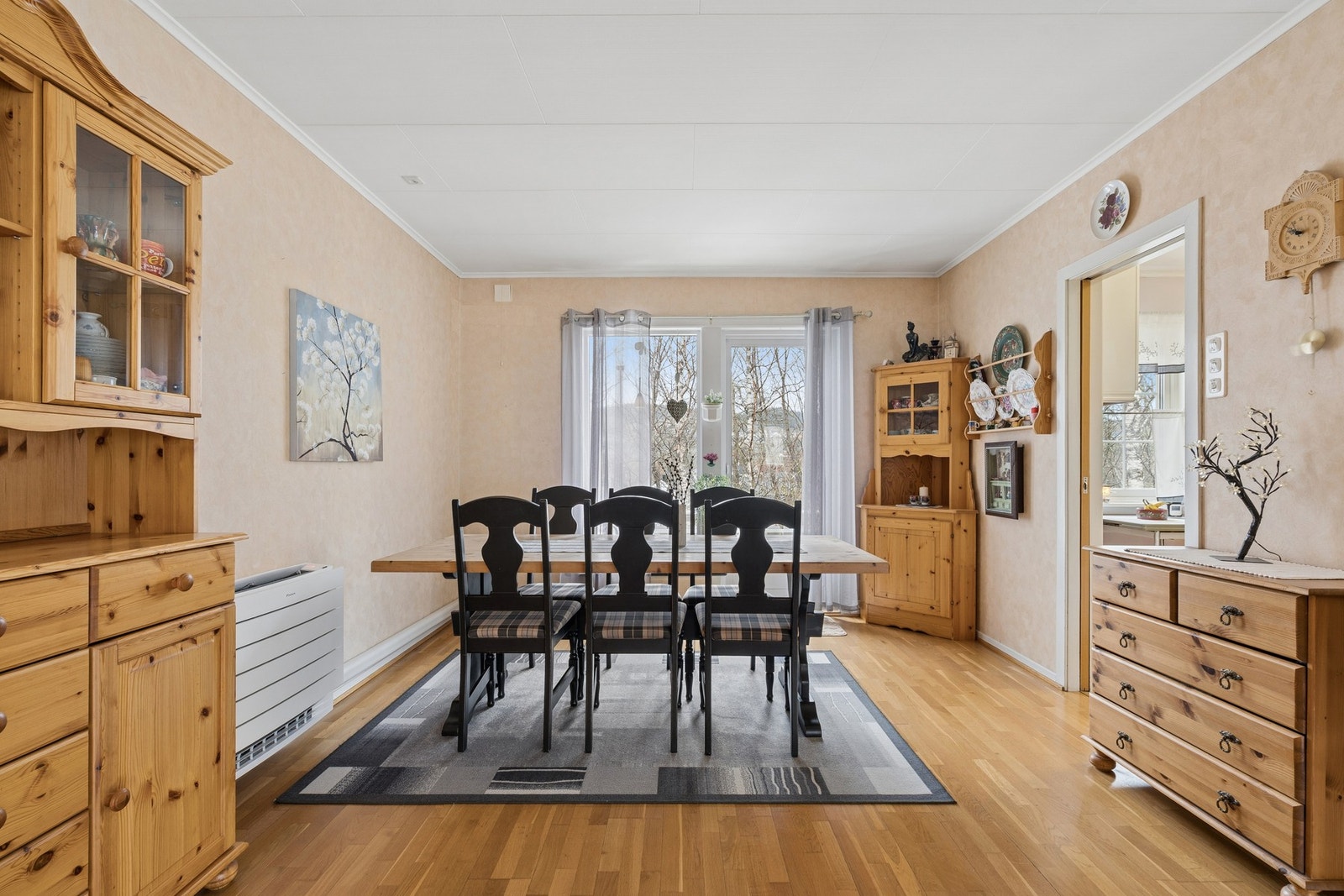 Stuen har parkett på gulvet og god plass til dedikert spiseplass. Galleribilde