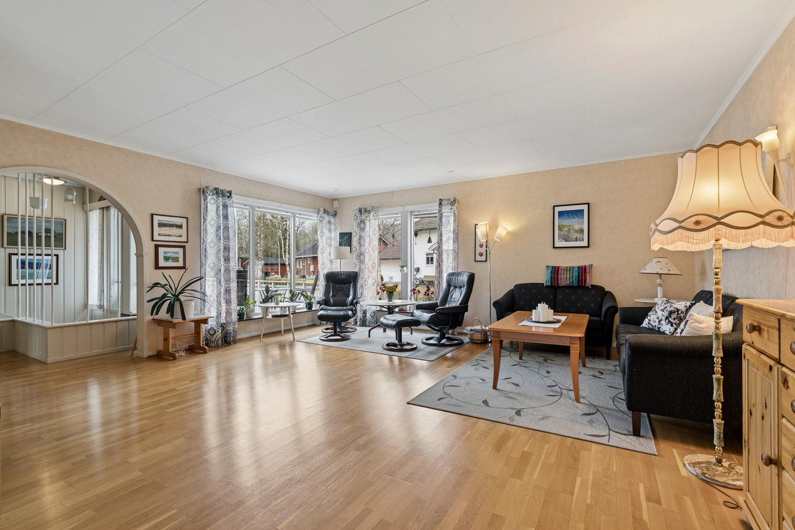 Stuen kjennes luftig med god boltreplass og flere møbleringsmuligheter. Galleribilde