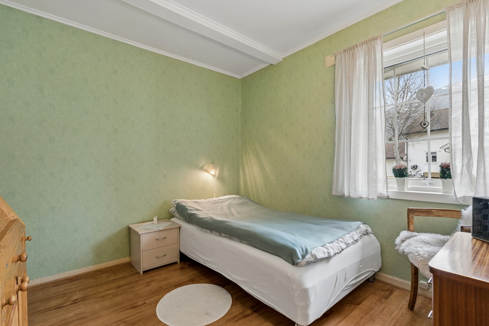 Hovedetasjen inneholder to soverom. Dette rommet har god plass til seng og andre møbler. Galleribilde