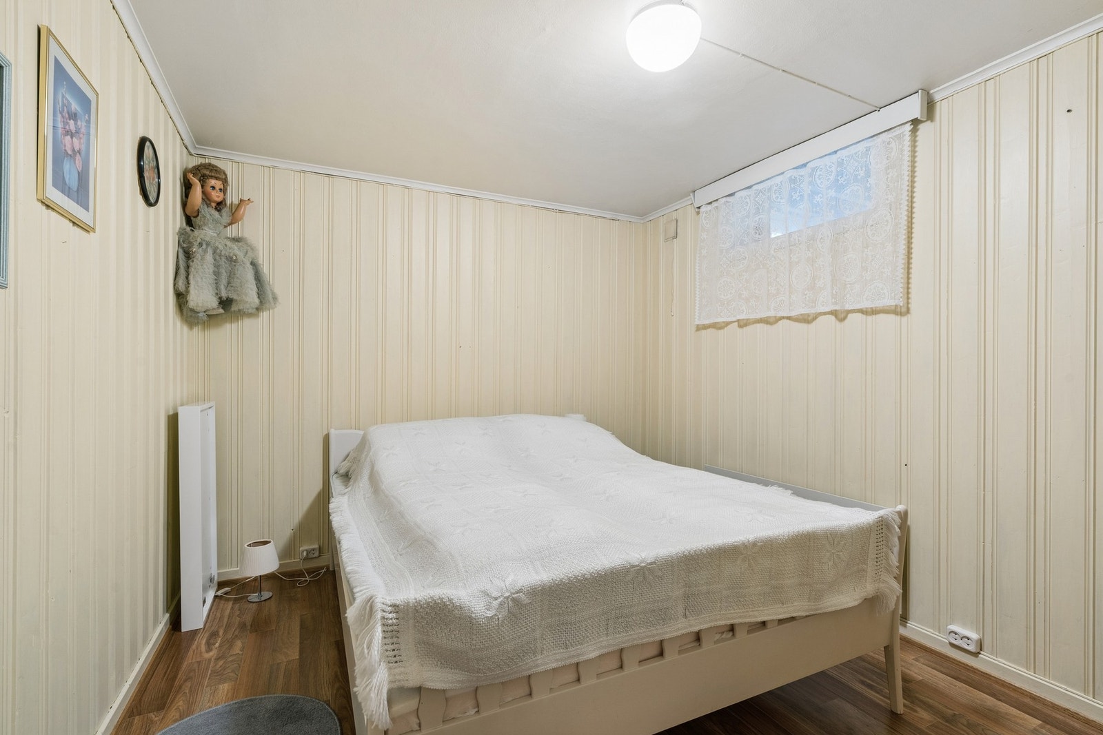 Innredet rom i kjelleretasjen, som i dag benyttes til soveplass (ikke godkjent pga. lys/rømning). Galleribilde