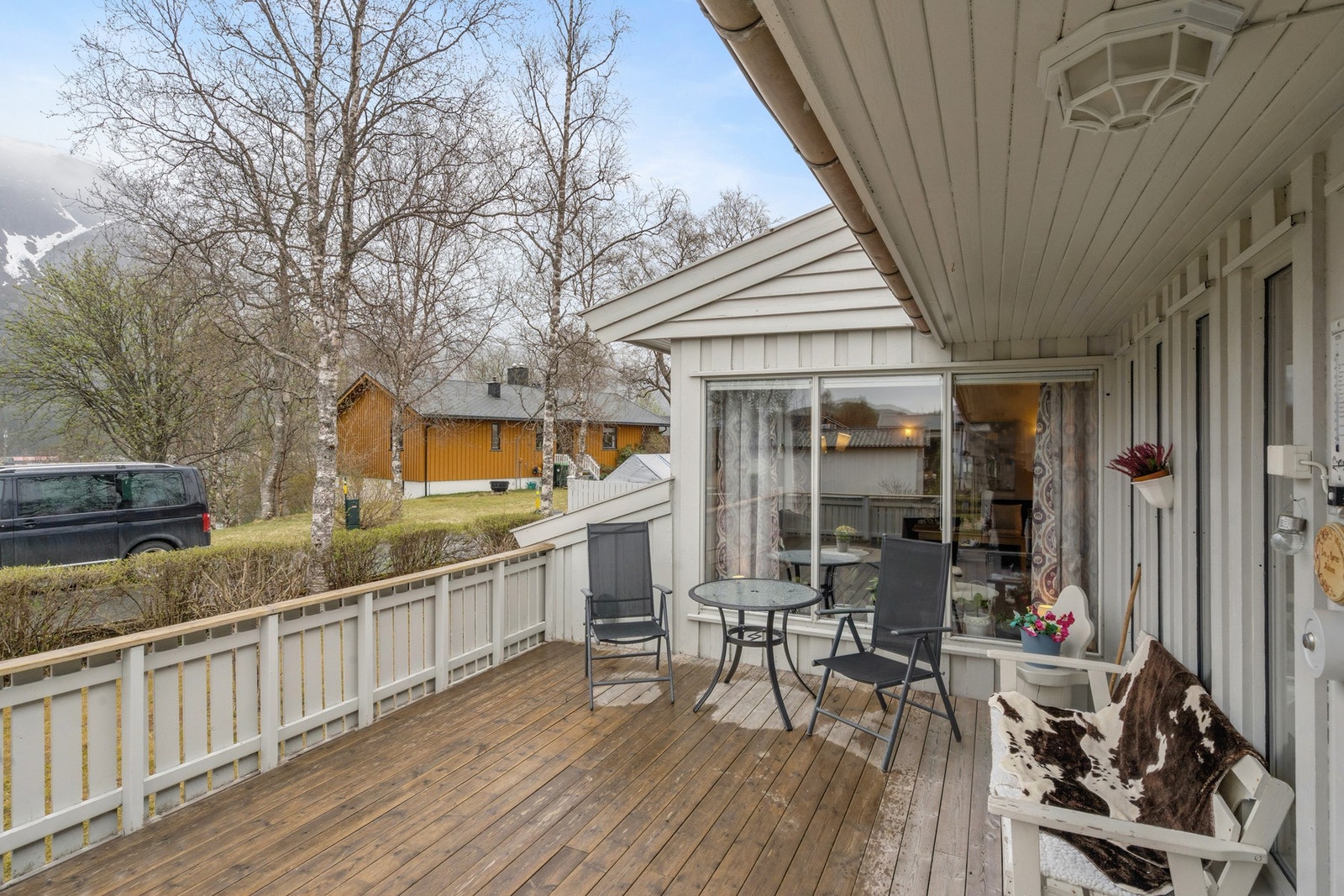 Den ene av boligens to terrasser ligger i tilknytning til inngangspartiet. Galleribilde