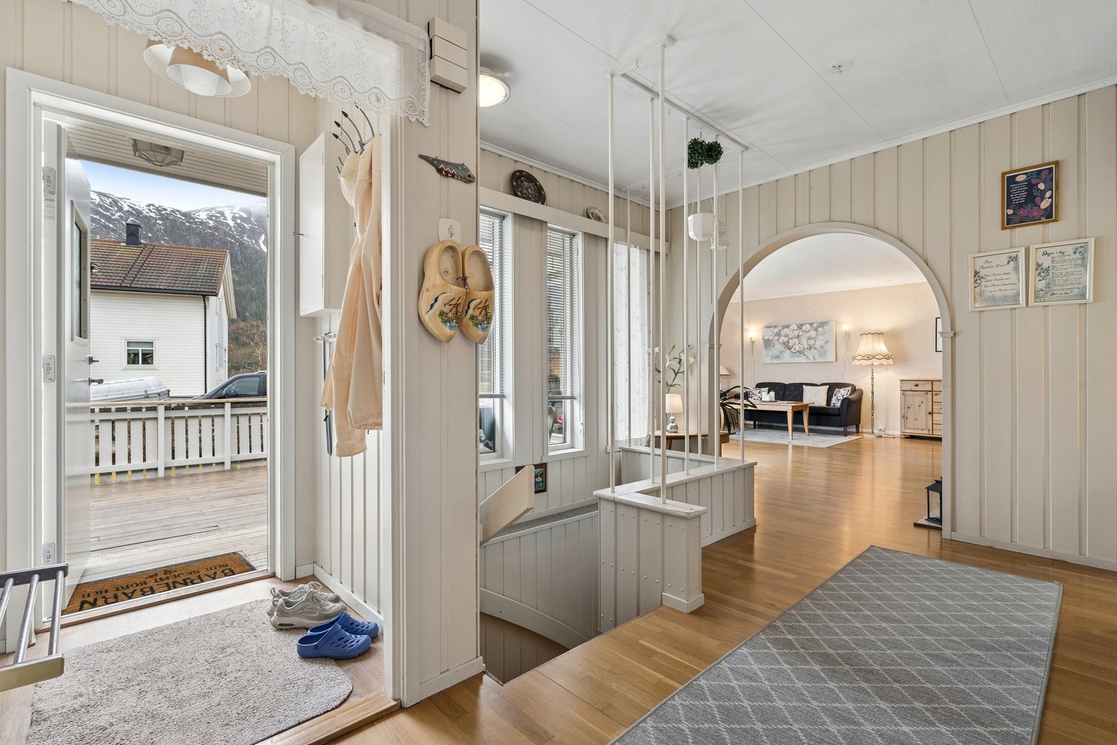 Entréen ønsker velkommen med en luftig mellomgang mot stuen, soverommene, bad, kjøkkenet og trapp ned til kjelleretasjen. Galleribilde