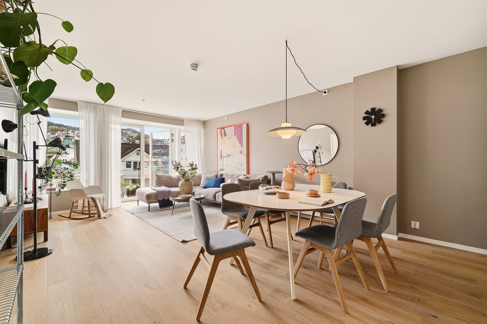 Velkommen inn! Stuen er stor og innbydende. De store vindusflatene tilfører rikelig naturlig belysning og skaper en lys og trivelig atmosfære. Galleribilde
