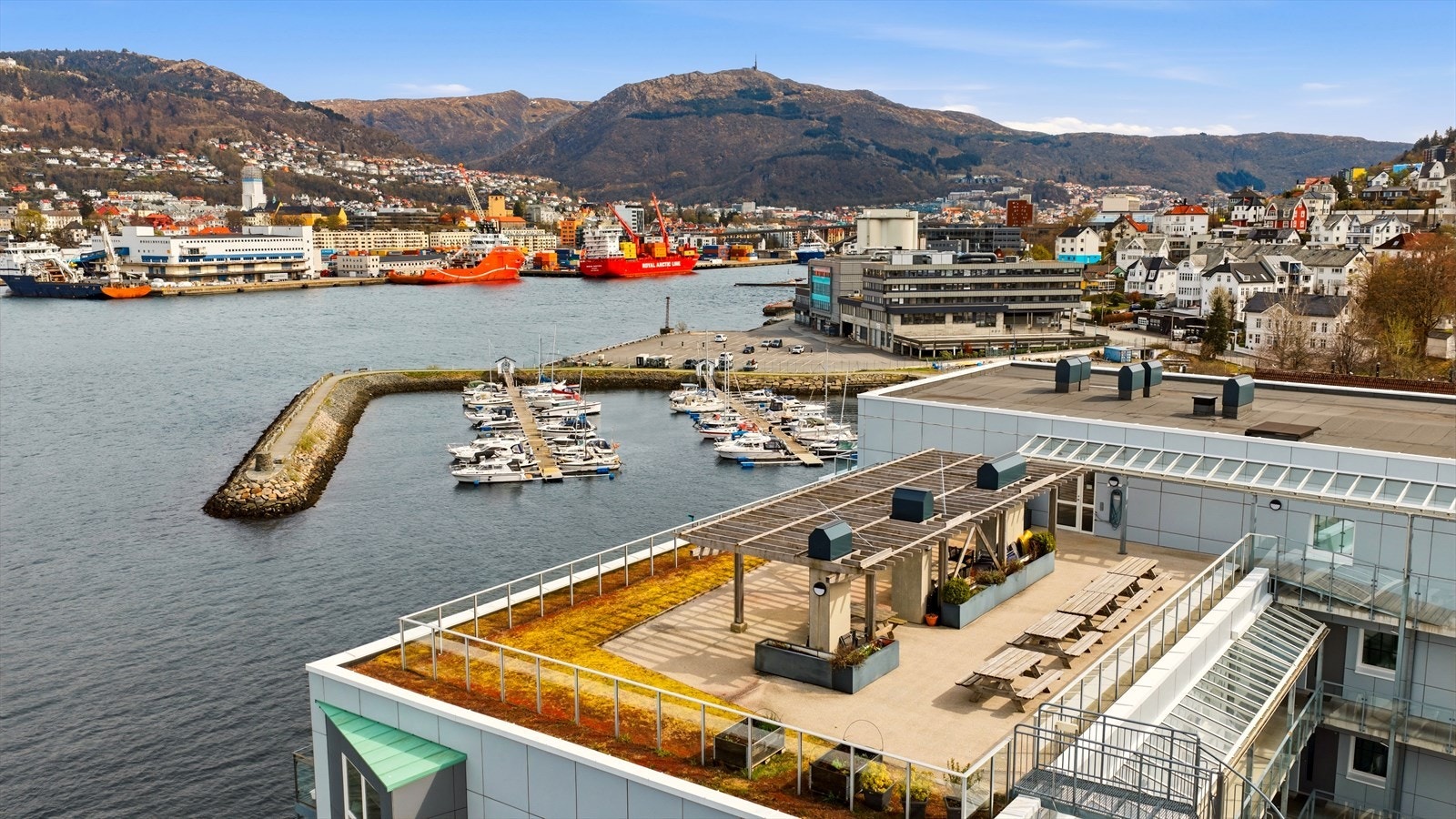 En rålekker 4-roms eierleilighet m/gjennomgående moderne kvaliteter, samt svært attraktiv og maritim beliggenhet i sjøkanten på Damsgård. Galleribilde