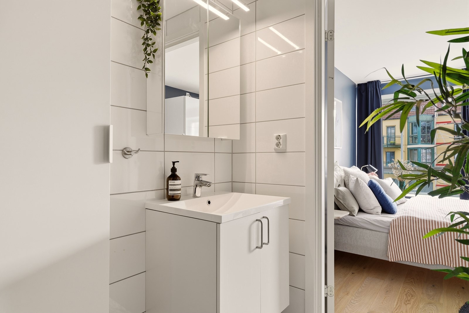Dette badet er helfliset med keramiske fliser på gulv og vegger. Galleribilde