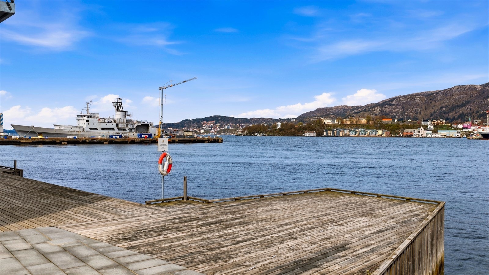 For de som liker badstue og sjøbad, ligger Heit Bergen sauna innen kort gangavstand. Treningstilbudet er også godt ivaretatt, med SATS Damsgård kun rundt 800 meter unna. Galleribilde