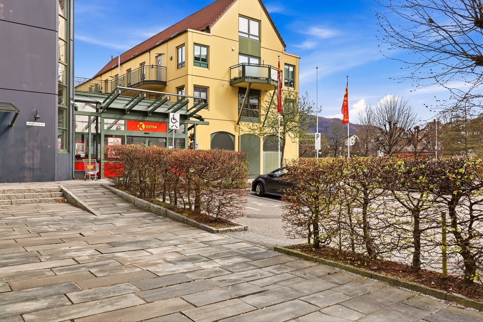 Daglige innkjøp gjøres på Coop Extra, kun ca. 100 meter fra leiligheten. En kort spasertur bringer deg til Laksevåg Senter med et bredt utvalg butikker, spisesteder, treningssenter m.m. Galleribilde
