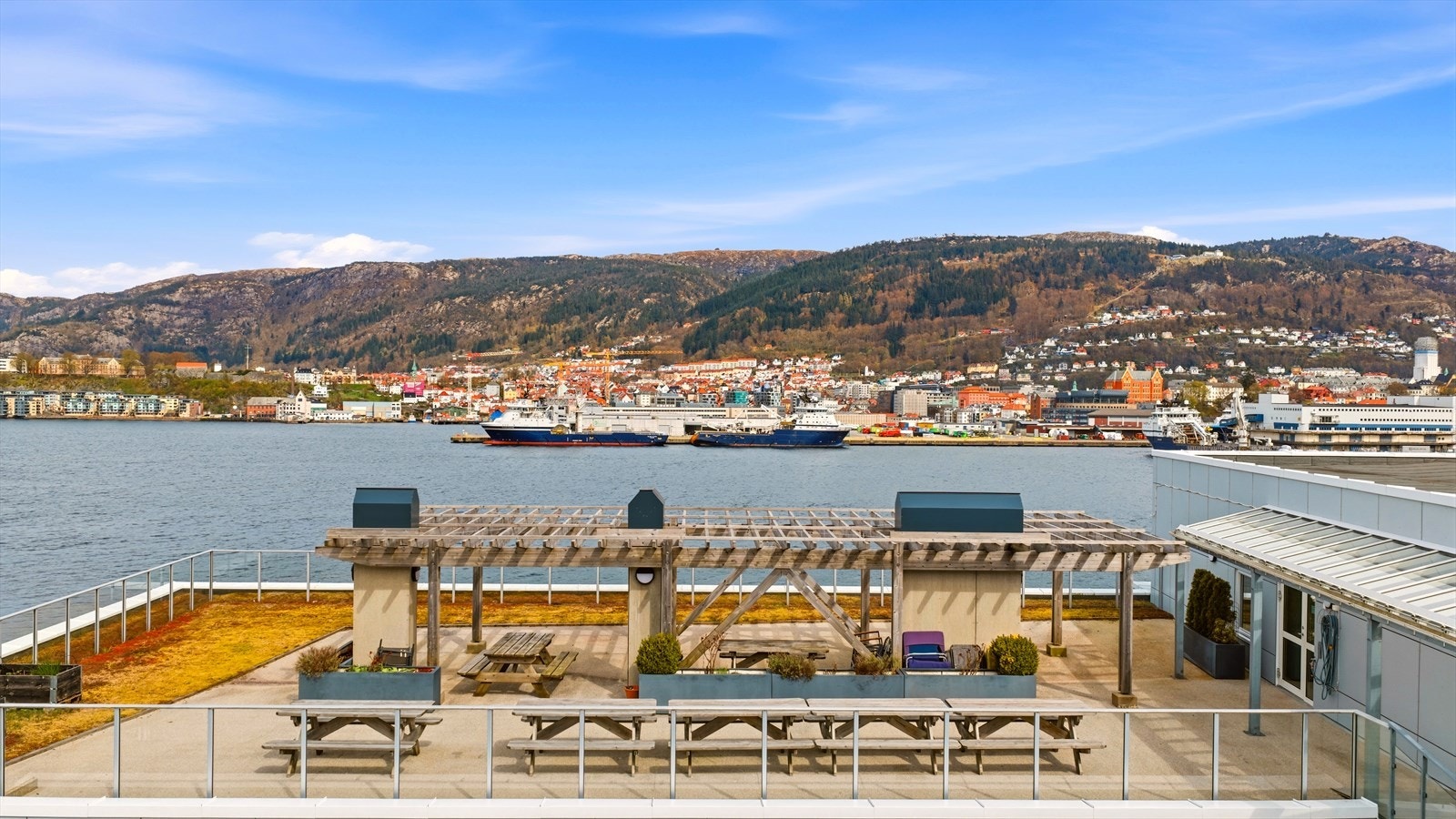 Sameiet har flotte utearealer med blant annet felles takterrasse. Herfra nyter man nydelige sol- og utsiktsforhold. Galleribilde