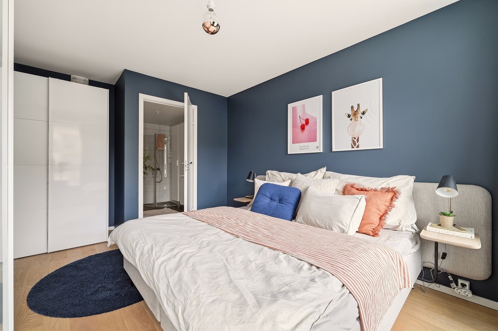 Fra hovedsoverommet er det tilkomst til en-suite baderom. Galleribilde
