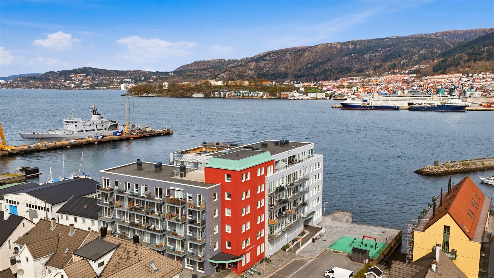 Nærområdet byr på flotte tur og rekreasjonsmuligheter, blant annet Lyderhorn, Kanadaskogen og Damsgårdsfjellet. Galleribilde