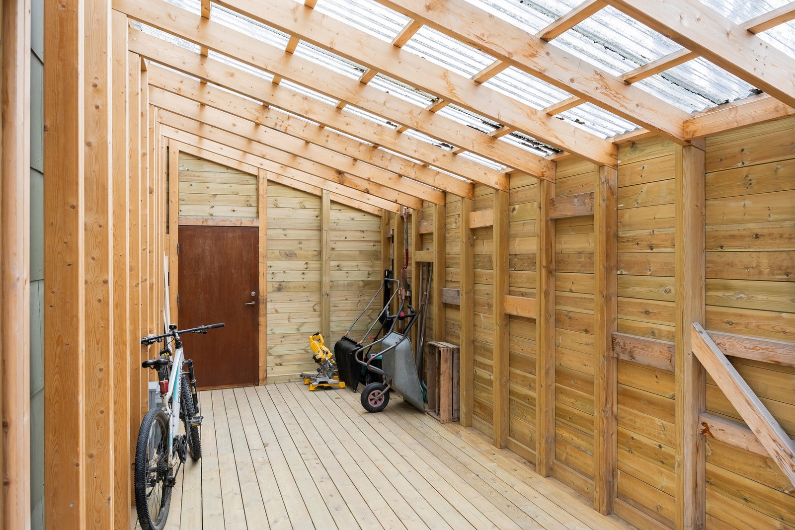 Takoverbygd terrasse/bod oppført i 2025 Galleribilde