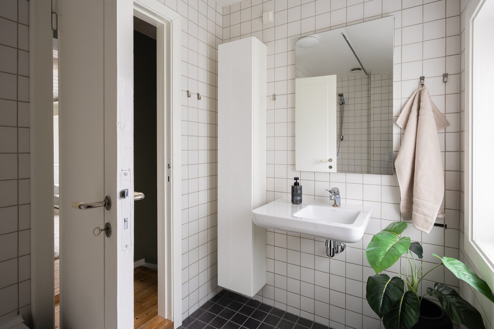 Badet som er 4,2 kvm ble renovert i 2005, har flislagte overflater Galleribilde