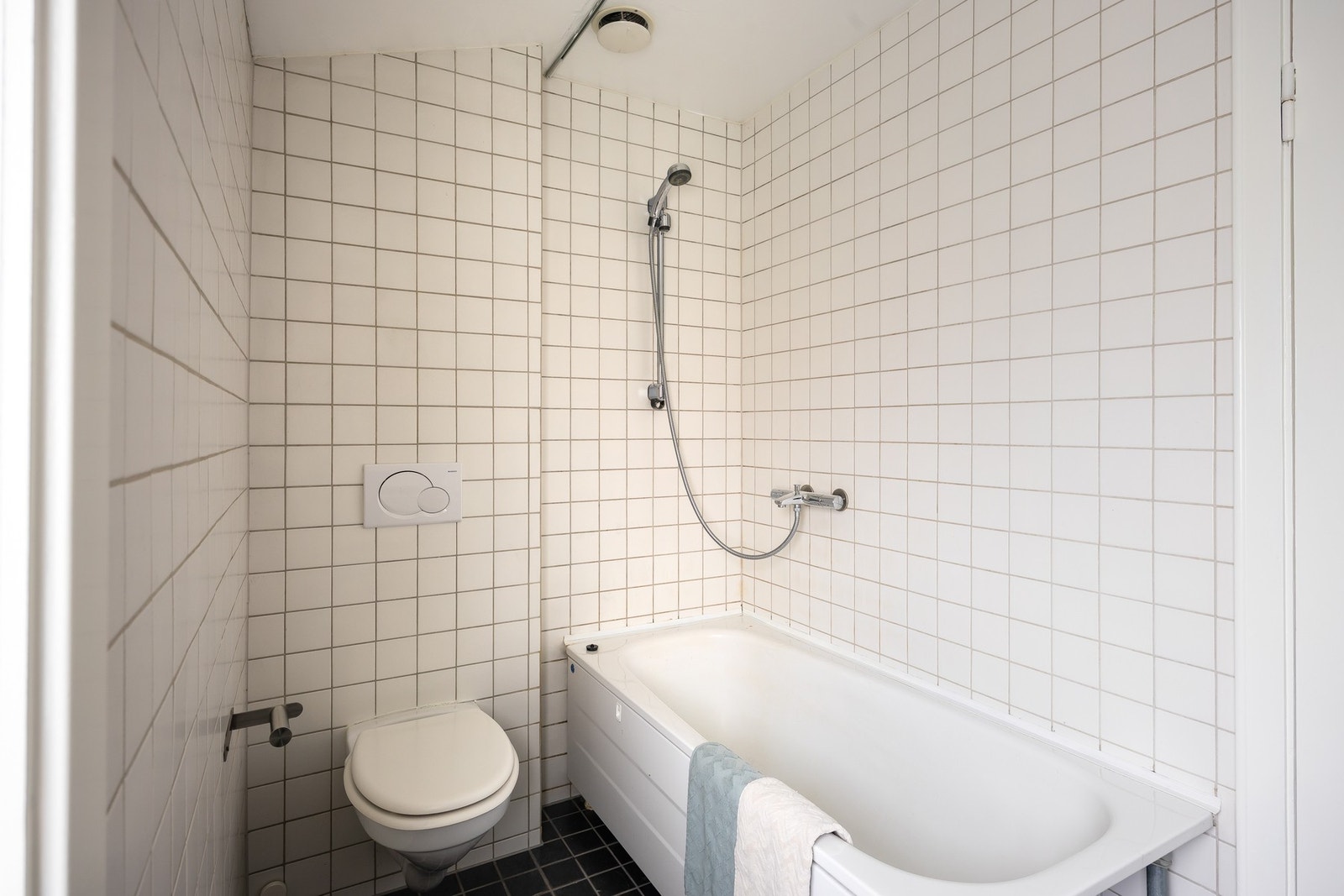 Utstyrt med toalett, badekar/dusj og en lys servant og høyskap med oppbevaringsplass. Galleribilde