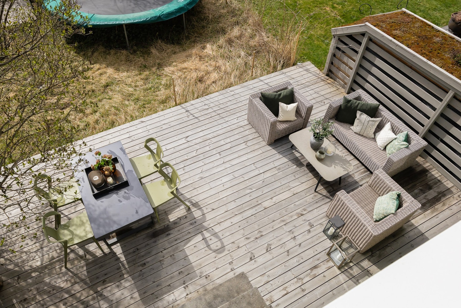 Sør-vestvendt terrasse med adkomst til et skjermet hageareal Galleribilde