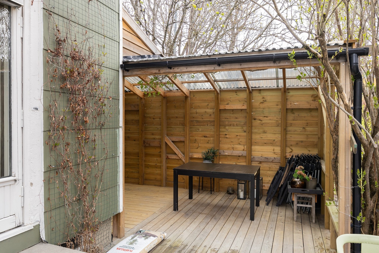 Det er i 2025 oppført takoverbygd terrasse/bod. Foreligger ferdigattest. Galleribilde