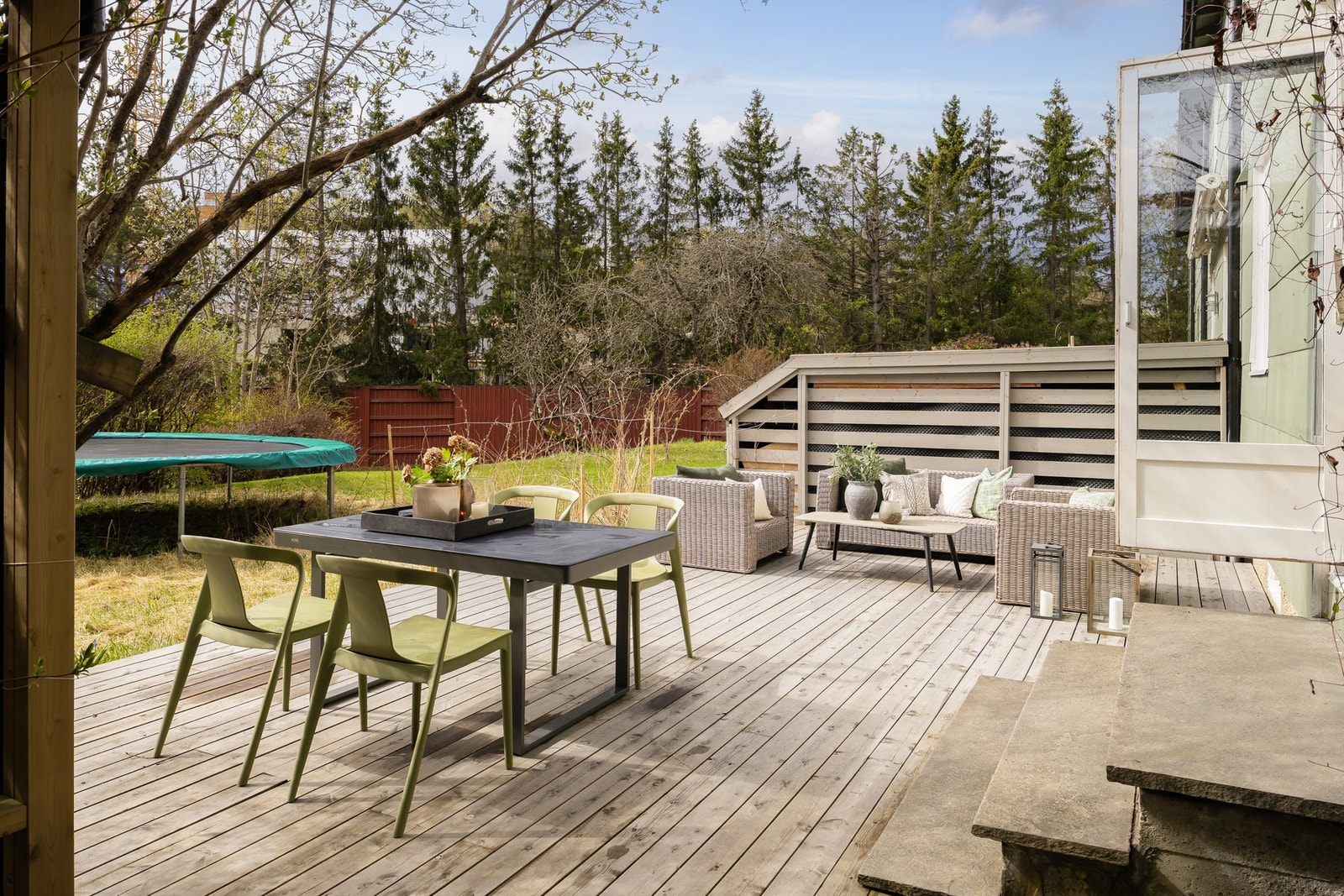 Sør-vest vendt terrasse med platting og hage. God plass for møblering. Galleribilde