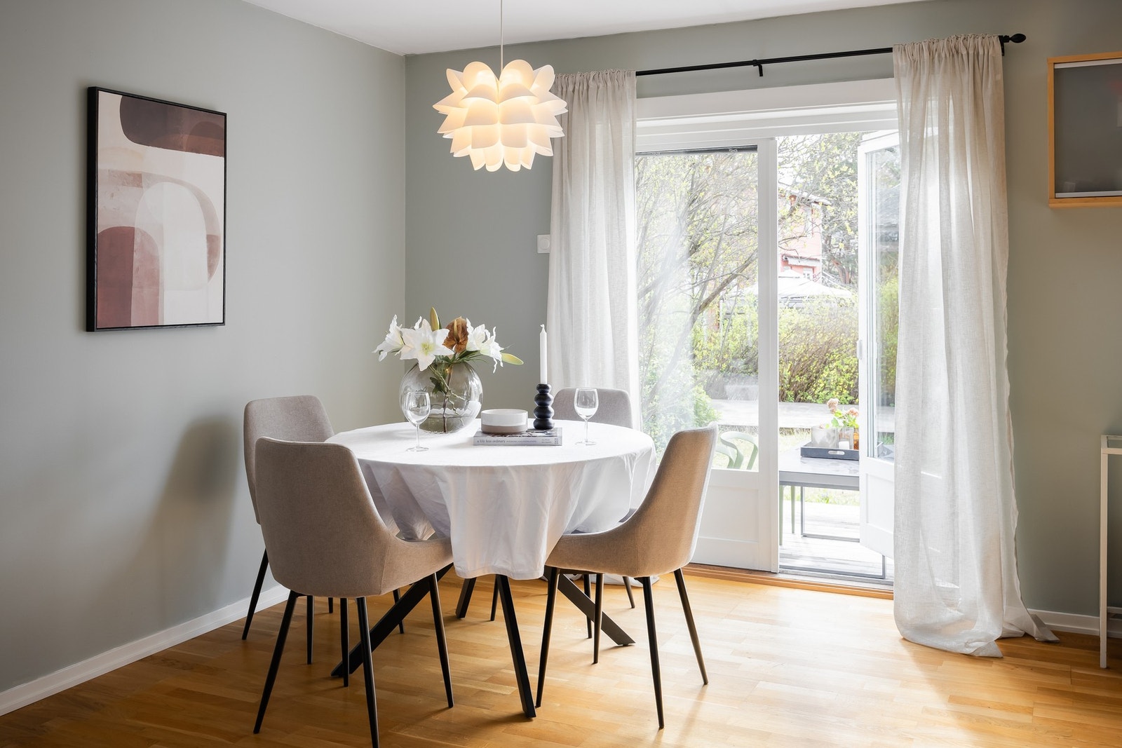 Stuen er på 29 kvm og har god plass for sittegrupper. Galleribilde
