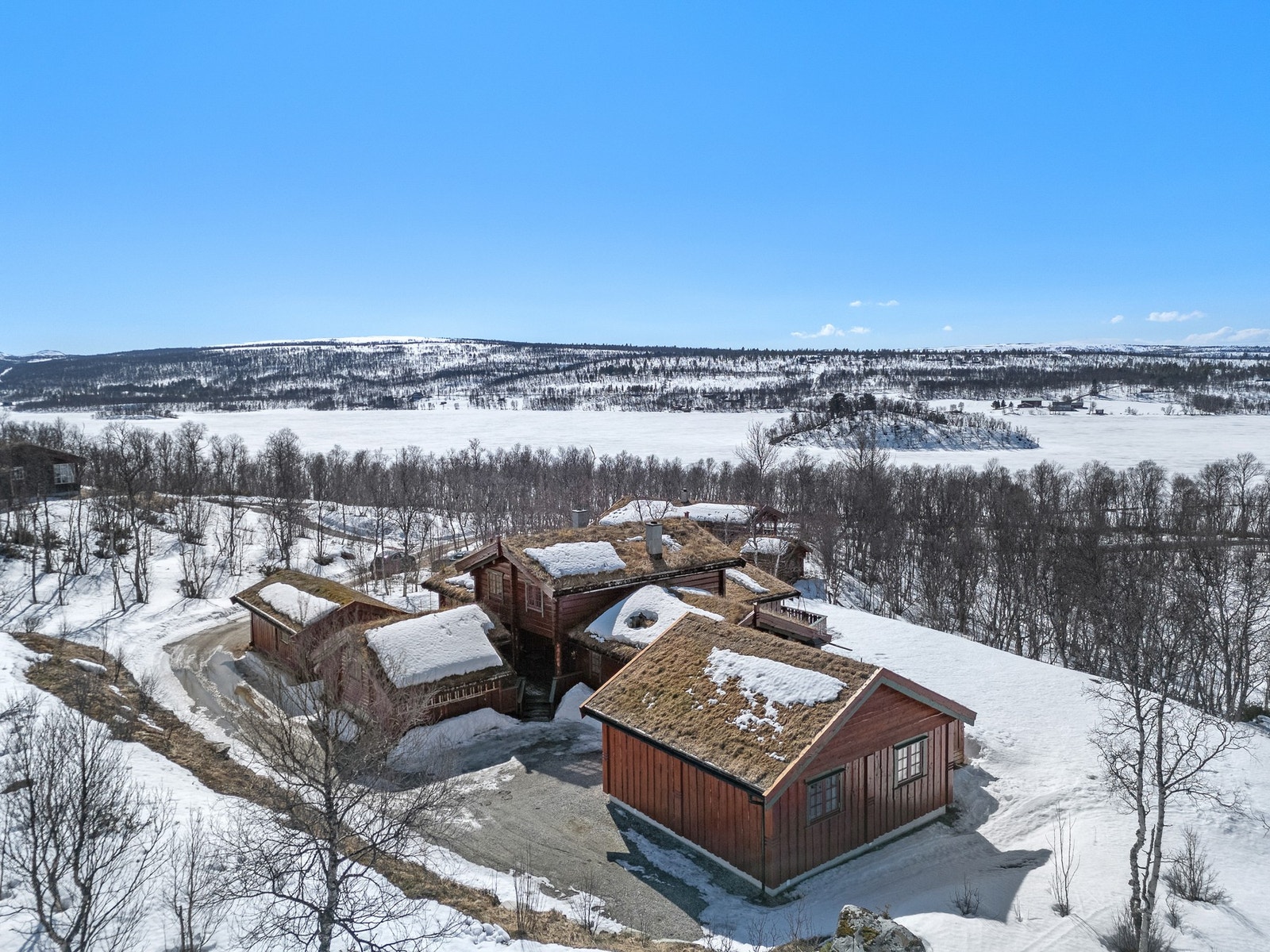 Til Røros sentrum er det ca. 8-9 km, og her finner en alle fasiliteter. Galleribilde