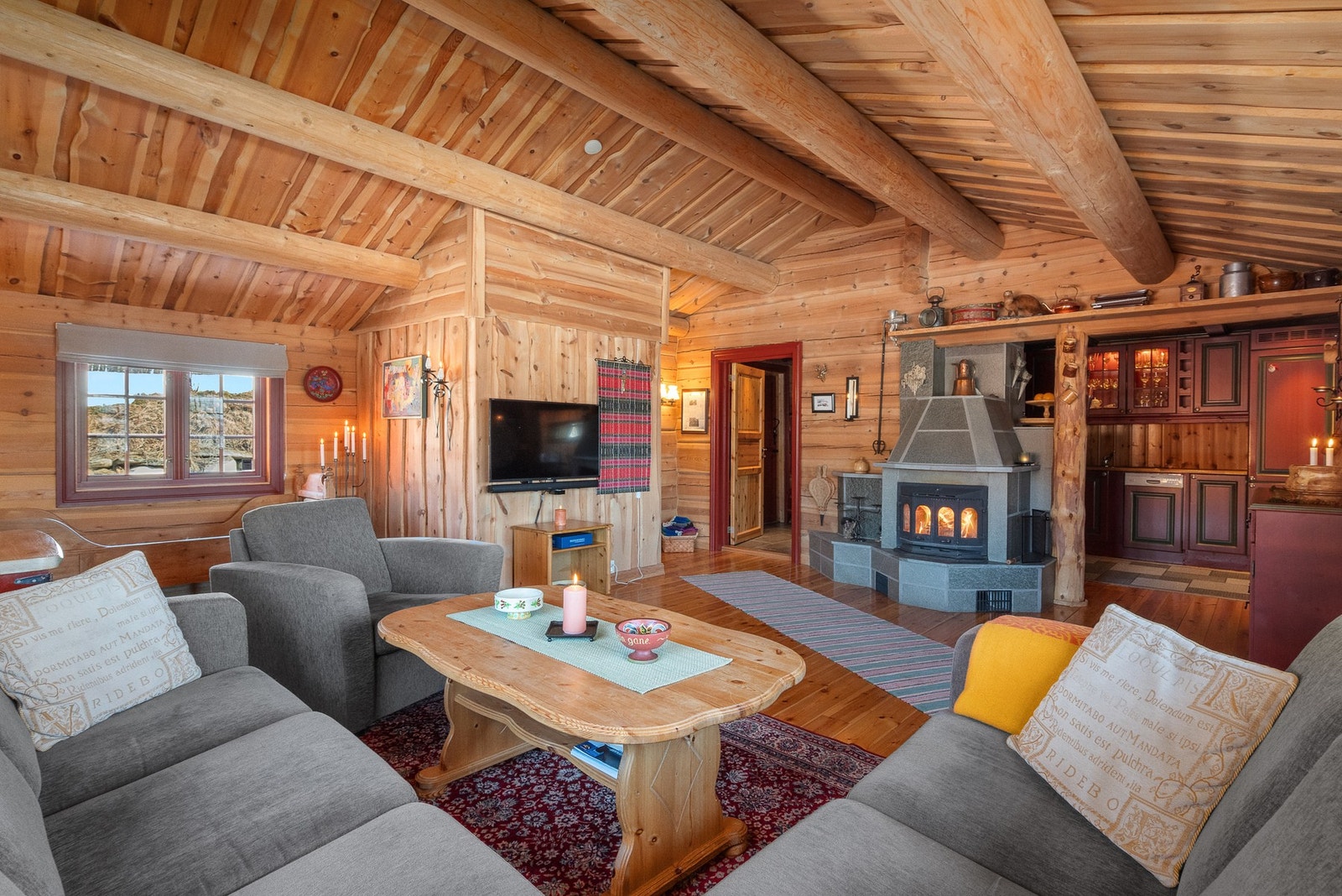 Hytta har en fin beliggenhet og ligger rett ved Djupsjøen på Røros. Galleribilde