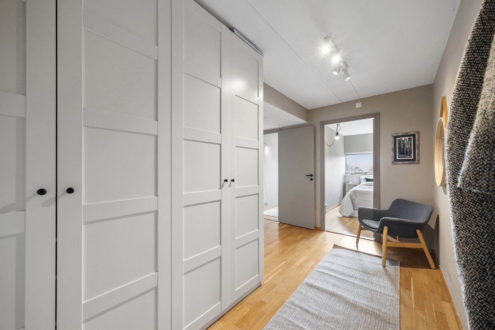 God plass til oppbevaring, sørger for en ryddig velkomst. Det er montert dørtelefon med portåpner. Galleribilde