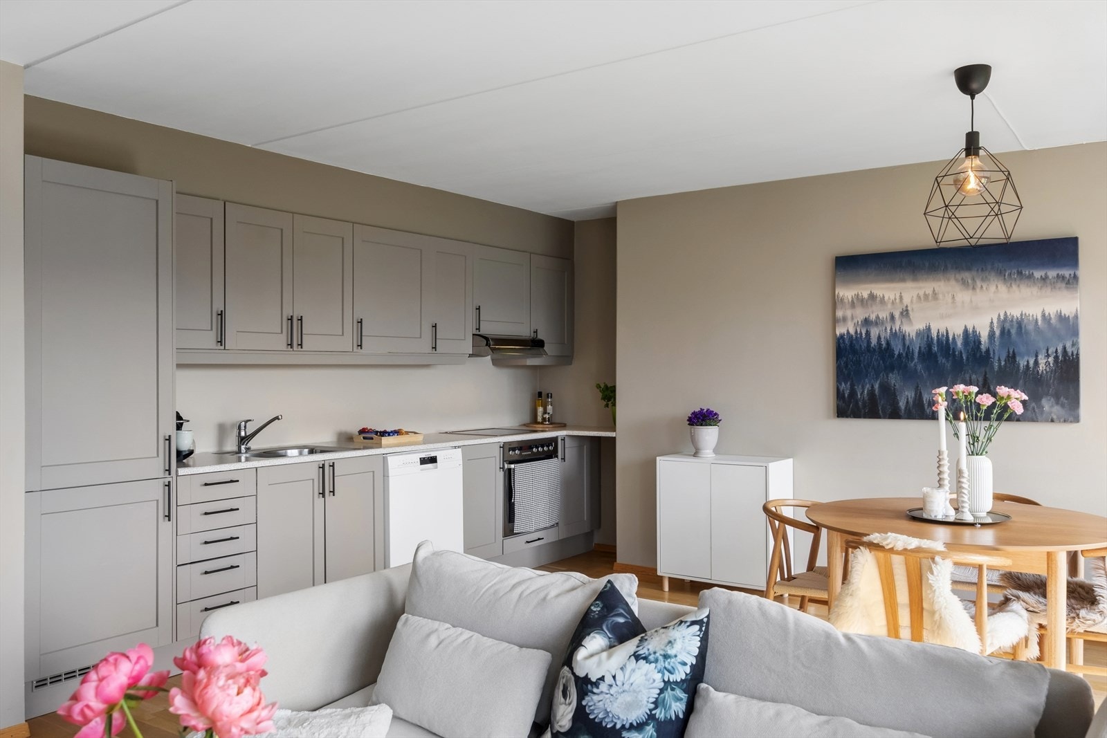 Pent kjøkken som ligger i åpen løsning mot stuen. Galleribilde