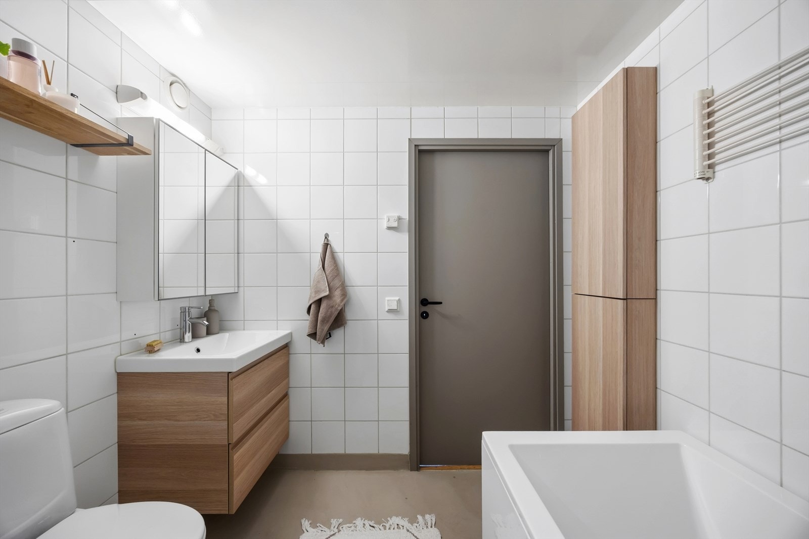 Innredningen består av servantskap i tre, nedfelt servant og speildel med skap. Det er opplegg og god plass for vaskemaskin og tørketrommel. Galleribilde