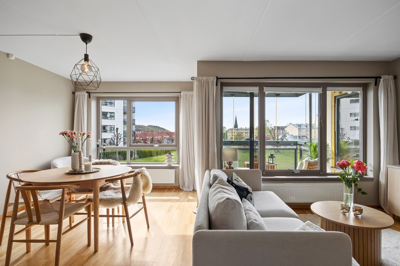 Store vindusflater gir boligen mye naturlig lys. Galleribilde