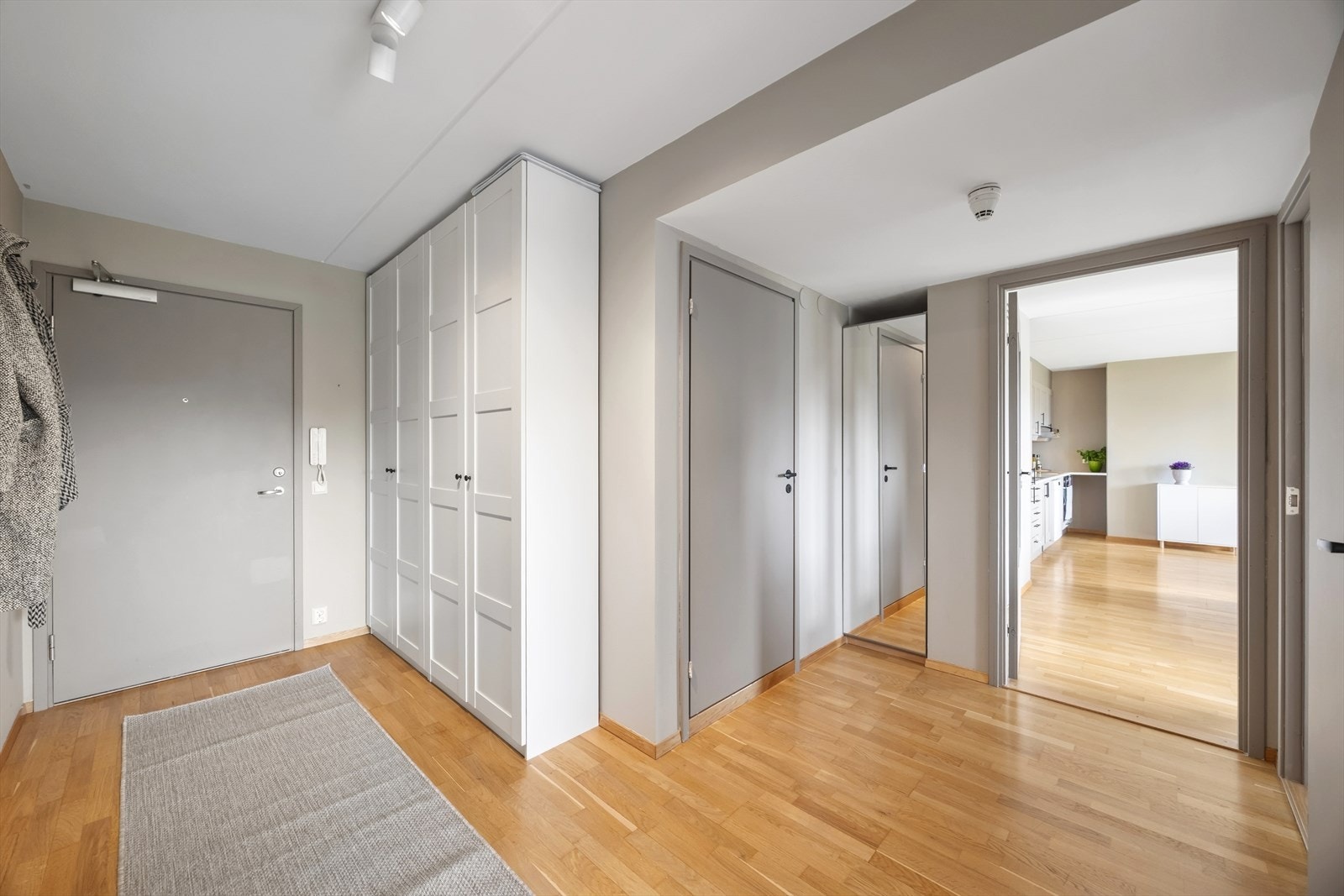 Stor og praktisk entré med trappefri adkomst. Galleribilde