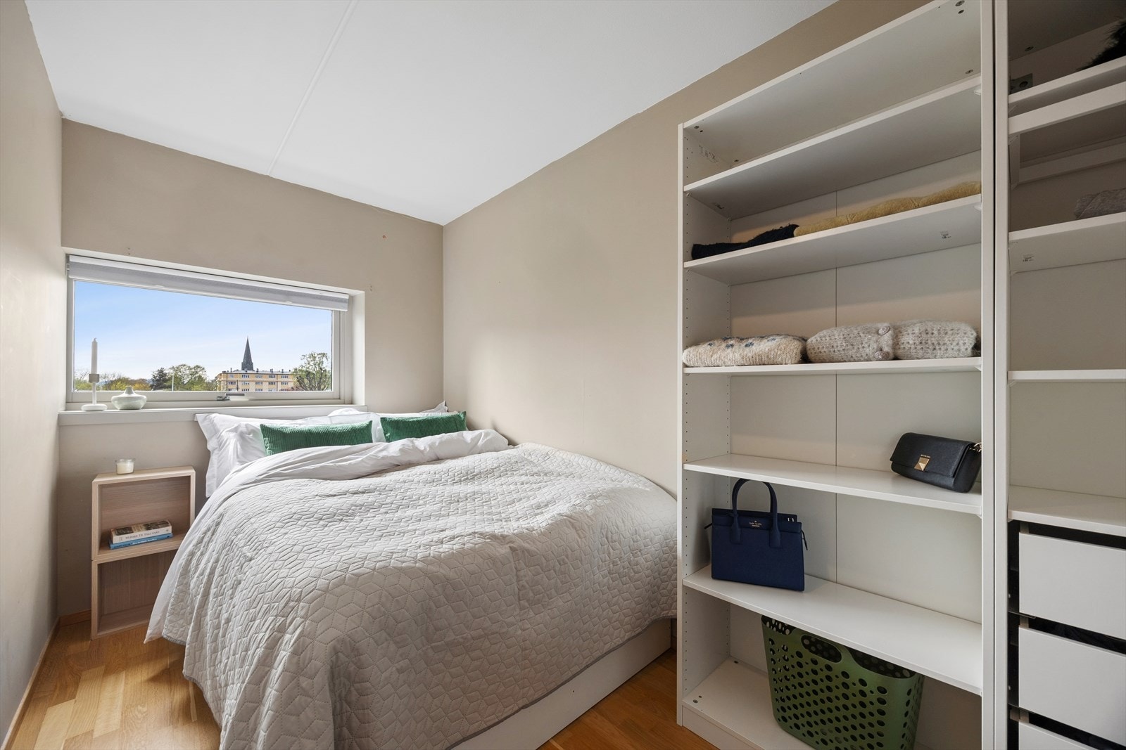 Soverom med plass til bred seng, garderobeskap og nattbord. Galleribilde
