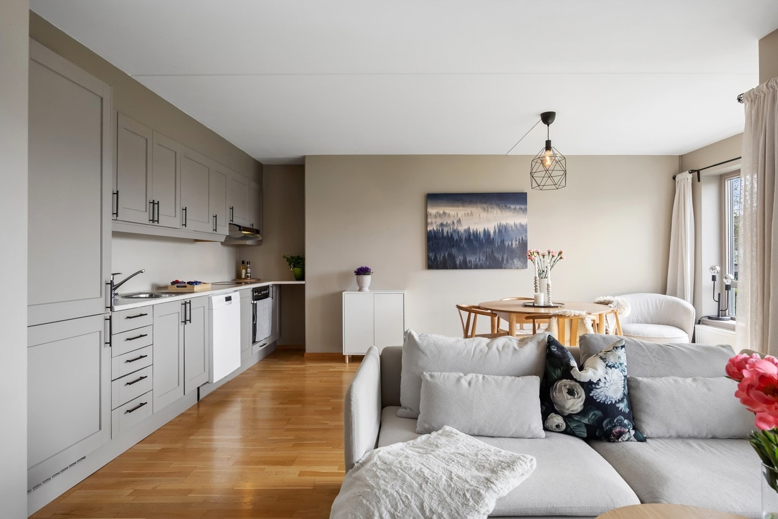 Stue-/kjøkkenløsning med god plass for sofa- og spisegruppe. Galleribilde
