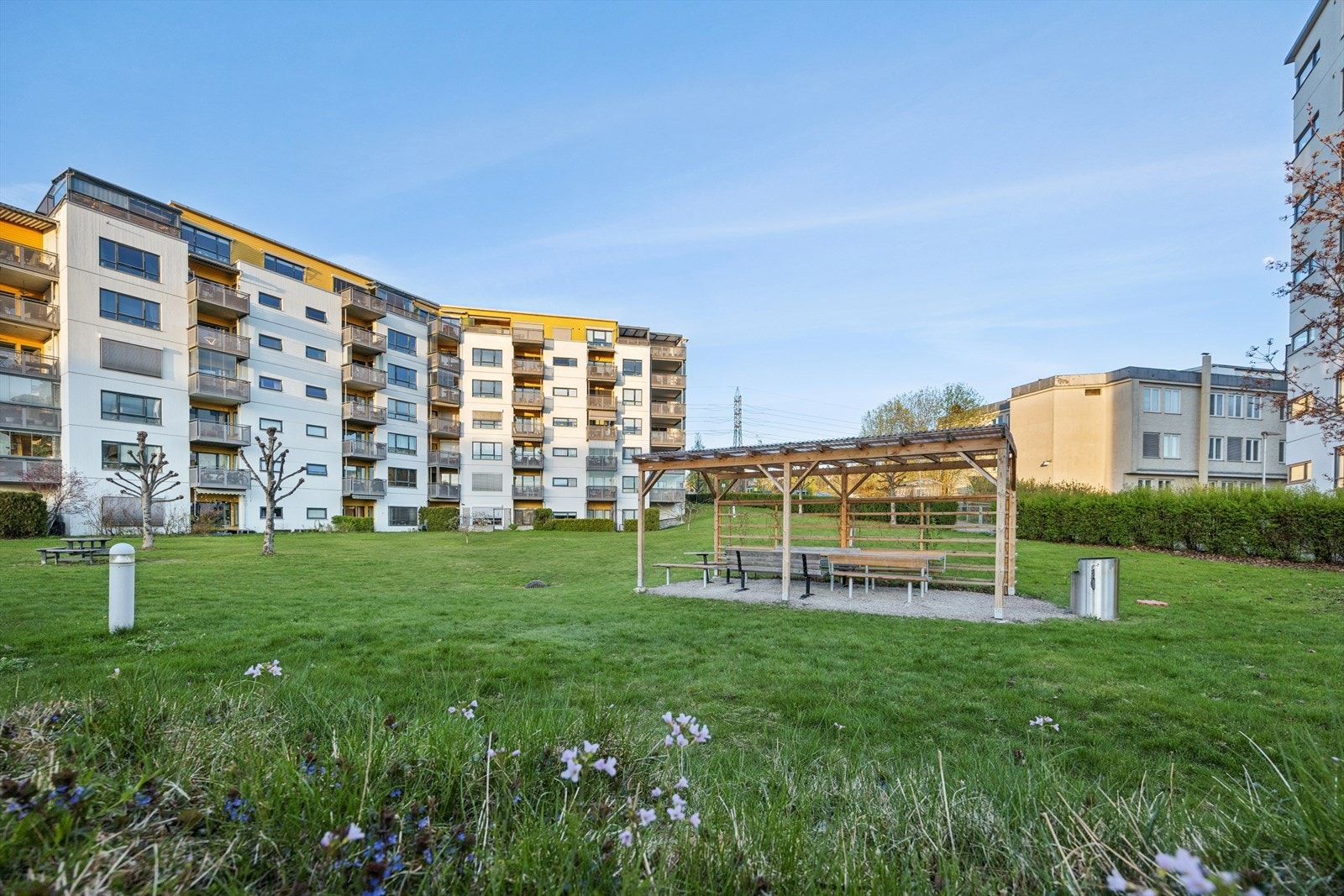 Borettslaget har opparbeidet sittegrupper og grillplass til glede for beboerne. Galleribilde