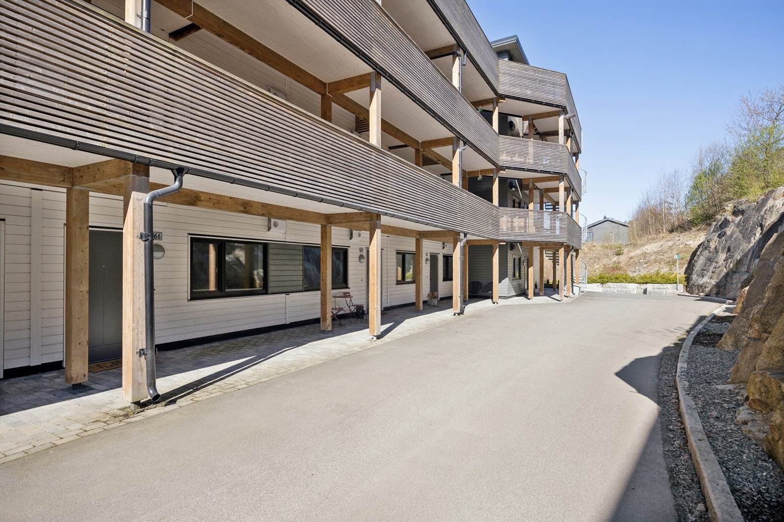 Det er enkel adkomst fra bakkeplan, eller via heis fra garasjeanlegg Galleribilde